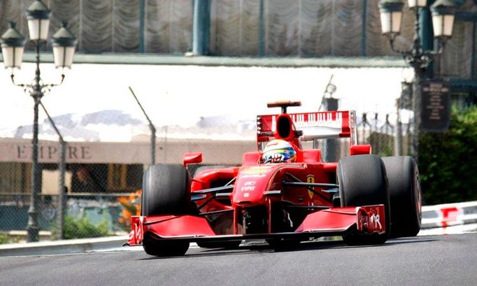 Kimi Raikkonen s Ferrari při tréninku na Velkou cenu Monaka.