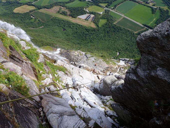 Průstup vodopádem Vinnufossen_20