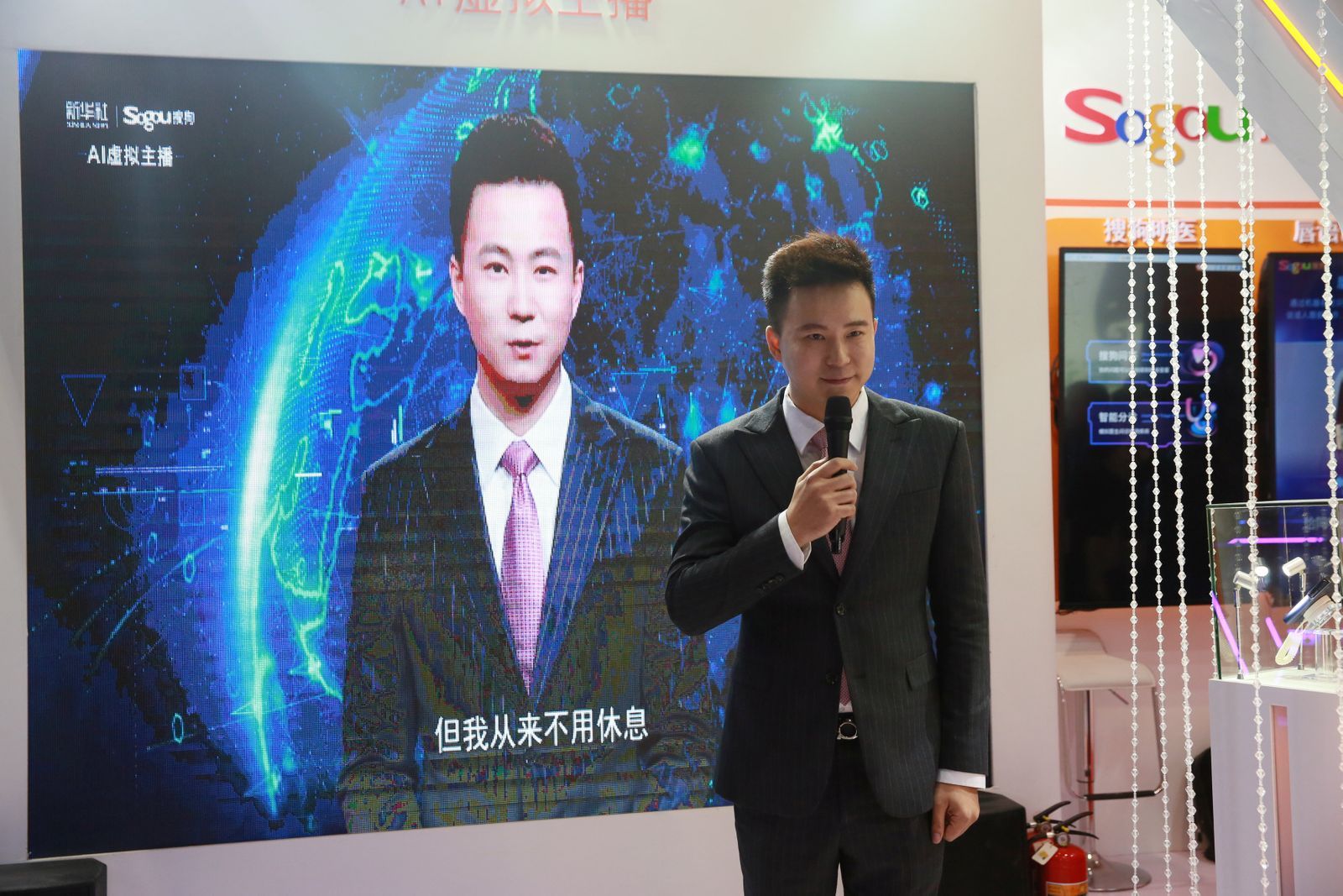 Moderátor Čchiou Chao se svou virtuální verzí v pozadí