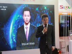 Moderátor Čchiou Chao se svou virtuální verzí v pozadí.