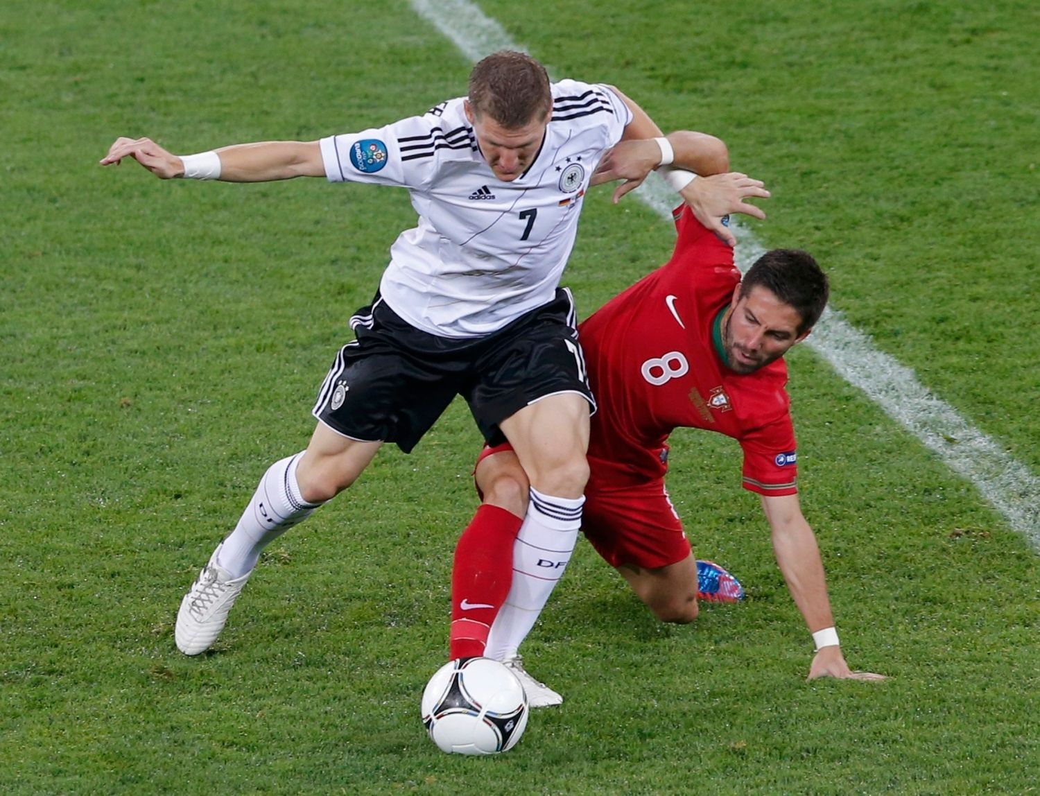 Bastian Schweinsteiger a Joao Moutinho v utkání Německa s Portugalskem na Euru 2012
