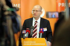 Bohuslav Sobotka je premiérem, ale něco už se kývá