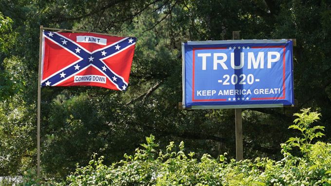 Vlajka americké Konfederace a volební plakát prezidenta Trumpa pro rok 2020.
