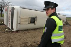 Dálnici D8 u Mělníka zatarasil převržený kamion