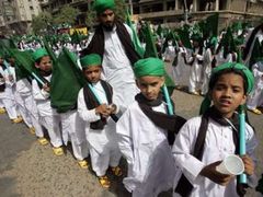 Na slavnost sunnitských náboženských hnutí, kteří v parku Ništar předříkávali modlitby, přišlo i množství dětí.