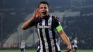 Stefan Schwab oslavuje proměněnou penaltu do sítě Slavie