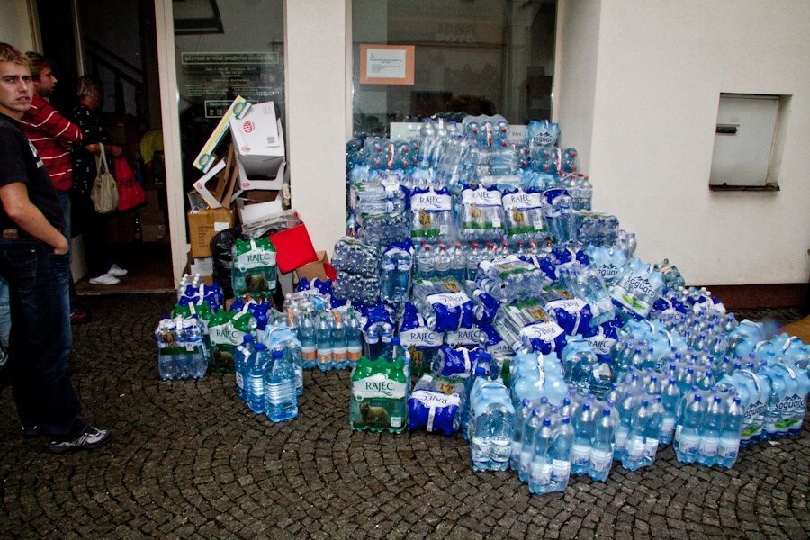 Do města proudí humanitární pomoc. Balíky vody jsou přidělovány hned na radnici