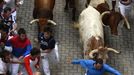 Runners sprint in front of Cebada Gago fighting bulls near the entrance to the bullring during the third Encierro (Running Of The Bulls) at the San Fermin festival in Pamplona July 9, 2012. Three people were gored in a run that lasted three minutes and thirty-eight seconds. Hundreds of festival-goers accompany six fighting bulls every day at 8 a.m. along an 825-metre (0.51 mile) course to the bullring, where the animals are later killed in bullfights. REUTERS/Vincent West (SPAIN - Tags: ANIMALS SOCIETY) Published: Čec. 9, 2012, 7:46 dop.