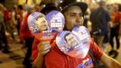 Supporters of Venezuelan president Hugo Chavez gather outside Miraflores Palace to wait for the results of Presidential elections in Caracas October 7, 2012. Venezuelans voted on Sunday with President Chavez facing the biggest electoral challenge yet to his socialist rule from a young rival tapping into discontent over crime and cronyism. REUTERS/Jorge Silva (VENEZUELA - Tags: POLITICS ELECTION) Published: Říj. 8, 2012, 1:23 dop.