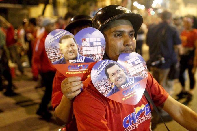 Supporters of Venezuelan president Hugo Chavez gather outside Miraflores Palace to wait for the results of Presidential elections in Caracas October 7, 2012. Venezuelans voted on Sunday with President Chavez facing the biggest electoral challenge yet to his socialist rule from a young rival tapping into discontent over crime and cronyism. REUTERS/Jorge Silva (VENEZUELA - Tags: POLITICS ELECTION) Published: Říj. 8, 2012, 1:23 dop.