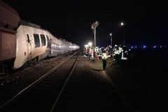 Nedaleko Düsseldorfu se srazil expres s nákladním vlakem. Místní hasiči mluví o desítkách zraněných