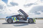 Foto: Policisté se pochlubili dalším BMW i8. Nový vůz dostali po nabourání předchozího