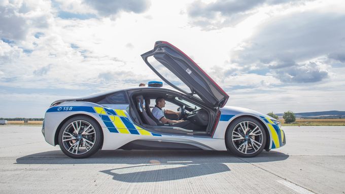 Foto: Policisté se pochlubili dalším BMW i8. Nový vůz dostali po nabourání předchozího