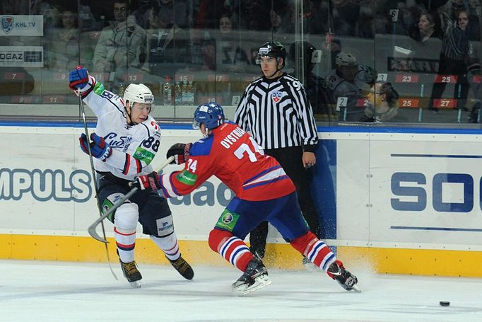 Hokejista Lva Praha Nathan Oystrick brání Arťoma Vorošilova v utkání KHL 2012/13 proti Novosibirsku.