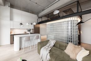 Nejdůležitější je nápad, ne rozpočet. Prokazuje to malý loft, kde prim hrají luxfery