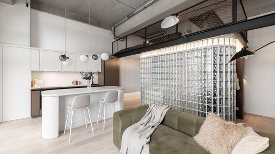 Nejdůležitější je nápad, ne rozpočet. Prokazuje to malý loft, kde prim hrají luxfery