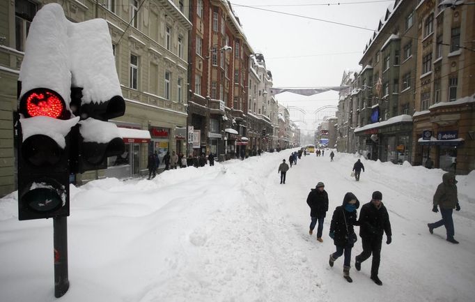 Sarajevo a sněhová vánice. Na ulicích hlavního města Bosny a Hercegoviny zemřely čtyři lidé.