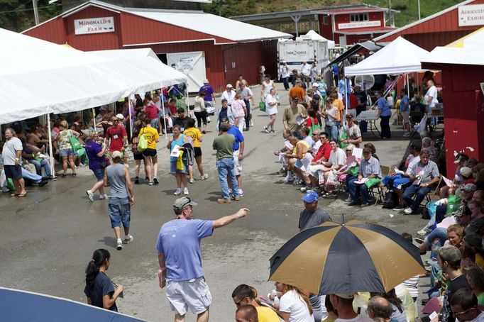 The Wise County Fairgrounds serve as the location for the Remote Area Medical (RAM) clinic in Wise, Virginia July 20, 2012. RAM clinics bring free medical, dental and vision care to uninsured and under-insured people across the country and abroad. The Wise clinic was the 647th RAM expedition since 1985 and drew 1700 patients from 14 states, organizers said. Picture taken July 20, 2012. REUTERS/Mark Makela (UNITED STATES - Tags: HEALTH SOCIETY) Published: Čec. 24, 2012, 3:18 odp.