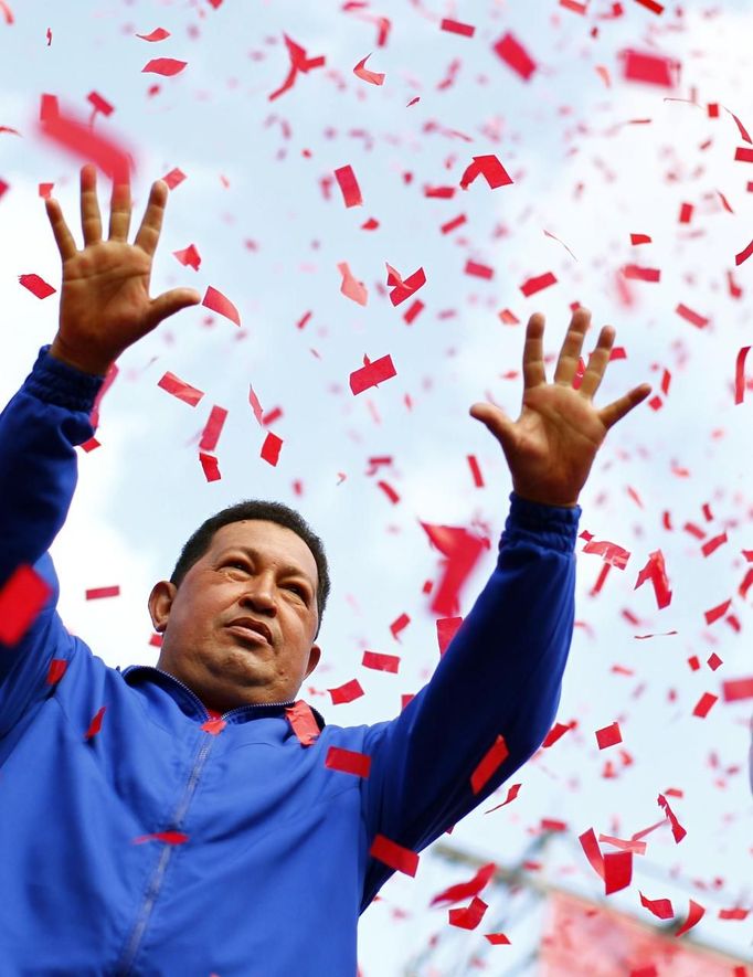 Venezuela's President and presidential candidate Hugo Chavez waves to supporters during a campaign rally in Maracay, in the state of Yaracuy October 3, 2012. REUTERS/Jorge Silva (VENEZUELA - Tags: POLITICS ELECTIONS TPX IMAGES OF THE DAY) Published: Říj. 3, 2012, 8:33 odp.