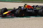Verstappen v Imole vyzrál na McLaren, pomohly mu strategie i štěstí