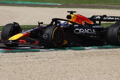 Verstappen v Imole vyzrál na McLaren, pomohly mu strategie i štěstí