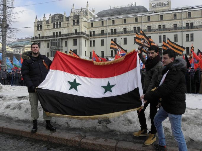 Antiglobalisté se syrskou vlajkou. Vlevo Alexandr Ionov, prezident ruského Antiglobalizačního hnutí.