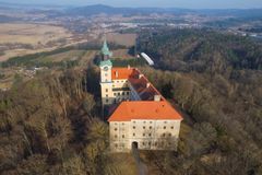 Obec prodala slavný zámek Černých baronů. Jednoho majitele už přitom Zelená Hora má