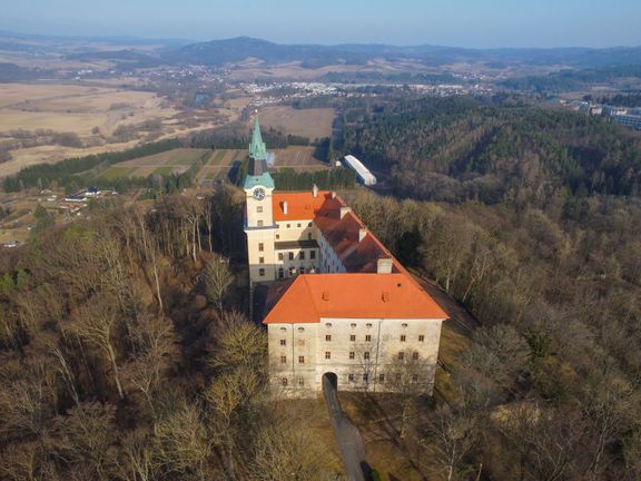 Takto je Zelená Hora vidět z okolí - její dominantou je zámek. Právě v něm se měl před 200 lety najít Rukopis zelenohorský. Baráky "pétépáků" jsou níž.