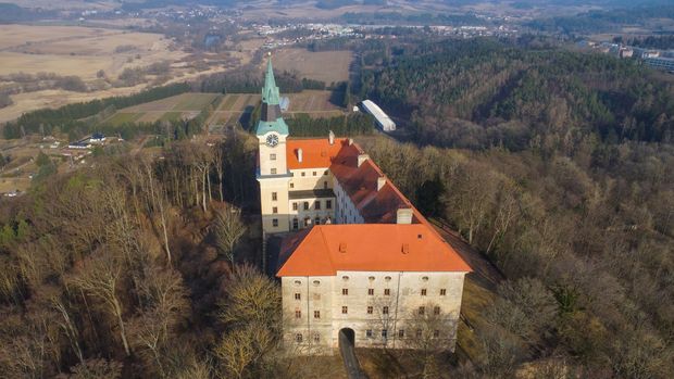 Obec prodala slavný zámek Černých baronů. Jednoho majitele už přitom Zelená Hora má