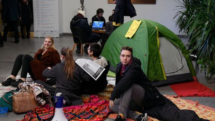 Protestující studenti v Karolinu zůstanou nejméně do neděle, chtějí rezignaci rektora