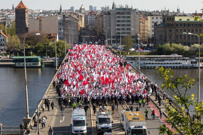 Pochod fanoušků Slavie z Náměstí Republiky na finále Mol Cupu na stadion pražské Sparty na Letné.