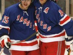 Brendan Shanahan (vpravo) z děkuje Petru Průchovi za jeho gólovou nahrávku v zápase NHL proti Detroitu. Průcha v New Yorku Rangers zůstává.