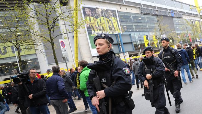 Němečtí policisté hlídali odložený zápas mezi Dortmundem a Monakem.