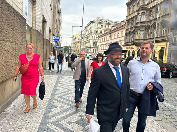 Daniel Sterzik přichází jako šéf Stačilo! na tiskovku, na kterou si vede vedení SOCDEM, Janu Maláčovou a Lubomíra Zaorálka. Je velmi rád, že kandidují za Stačilo!