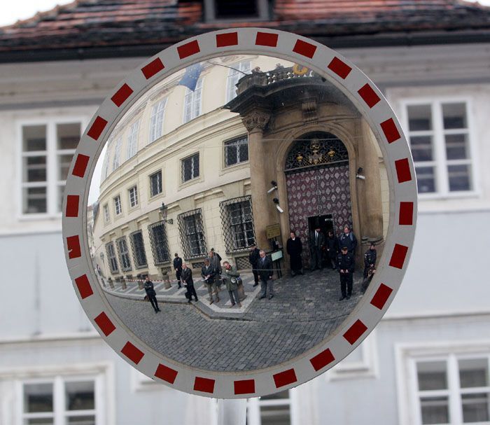 Před německým velvyslanectvím