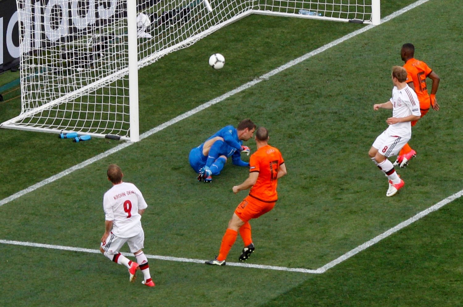 Michael Krohn-Dehli střílí gól v utkání Nizozemska s Dánskem v základní skupině B na Euru 2012
