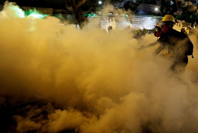 Policie v Hongkongu rozháněla demonstranty slzným plynem.