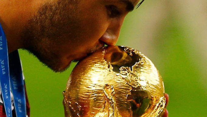 Mario Götze líbá trofej pro mistra světa.