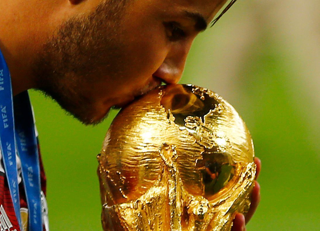 MS 2014, Argentina-Německo: Mario Götze líbá trofej pro mistry světa