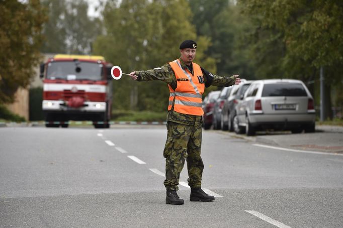 Na snímku příslušník vojenské policie odklání dopravu poblíž ubytovny.