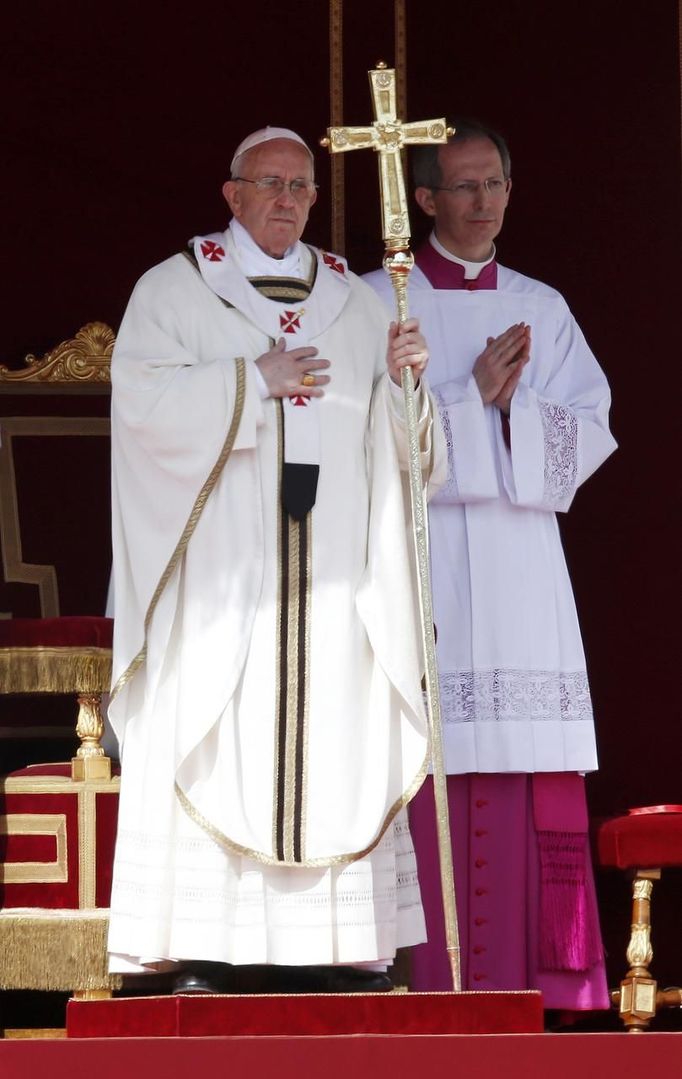 Pope Francis takes part in his inaugural mass in Saint Peter's Square at the Vatican, March 19, 2013. Pope Francis celebrates his inaugural mass on Tuesday among political and religious leaders from around the world and amid a wave of hope for a renewal of the scandal-plagued Roman Catholic Church. REUTERS/Alessandro Bianchi (VATICAN - Tags: RELIGION POLITICS) Published: Bře. 19, 2013, 9:38 dop.