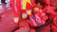 Hasiči si při simulované nehodě mimo jiné vyzkoušeli i metodu laického třídění zranění START (snadné třídění a rychlá terapie), která se využívá při mimořádných událostech s větším počtem zraněných osob a v případě nedostatku zdravotnického personálu.
