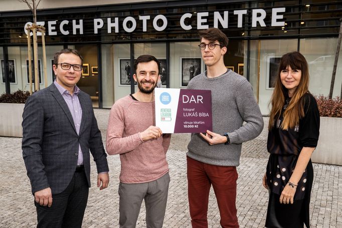 Zleva: Jaroslav Mašek, šéfredaktor Hospodářských novin, fotograf Lukáš Bíba, Jan Lukačevič, Energie lékařům, a Veronika Souralová, ředitelka Czech Press Photo.