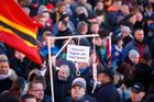 Odpůrci imigrantů přinesli na demonstraci šibenici pro "mamku Merkelovou"