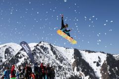 Zemřel vynálezce snowboardu, chtěl jím původně jen zabavit dcery