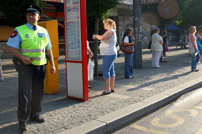 Ústí nad Labem hlásí klid snad větší, než za běžného provozu. V 17h by se měli před hlavním nádražím sejít anarchisté.