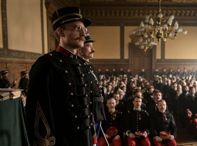 Louis Garrel (vlevo) hraje důstojníka Alfreda Dreyfuse.