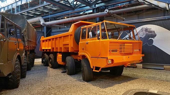 Jedním z lákadel nového muzea je i legendární Drtikolka alias čtyřnápravový sklápěč Tatra 813.