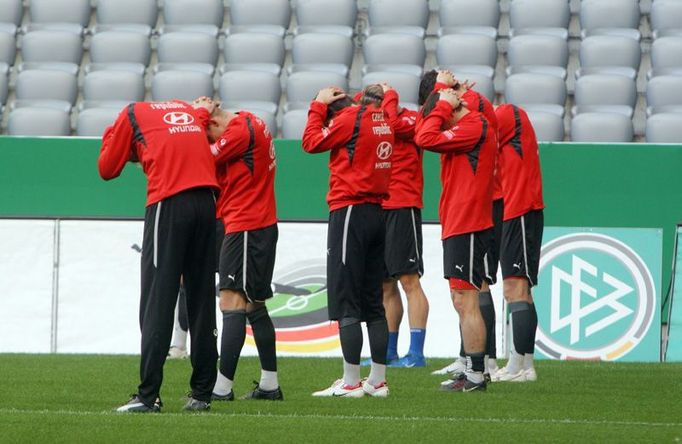 Nikoliv skloněná hlava před soupeřem. Hráči české reprezentace protahují krční svaly při rozcvičce.