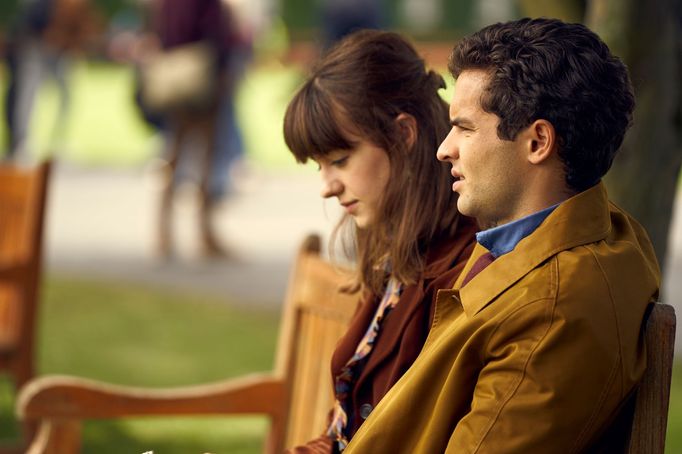 Daisy Edgar-Jonesová jako Marianne a Sebastian De Souza jako Gareth.